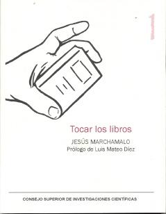 Tocar los libros.