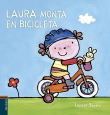 Laura monta en bicicleta
