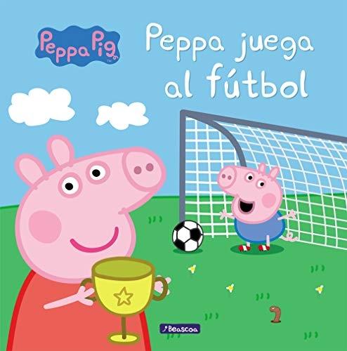 Peppa Pig juega al fútbol. 
