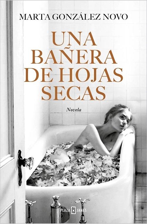 Una bañera de hojas secas. 