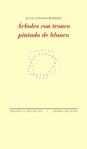Árboles con tronco pintado de blanco 