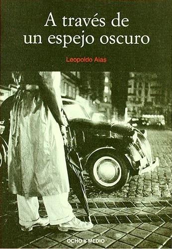 A través de un espejo oscuro.