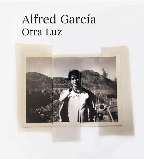 Otra luz "(Poemas y fotografías del músico y cantautor del momento)"