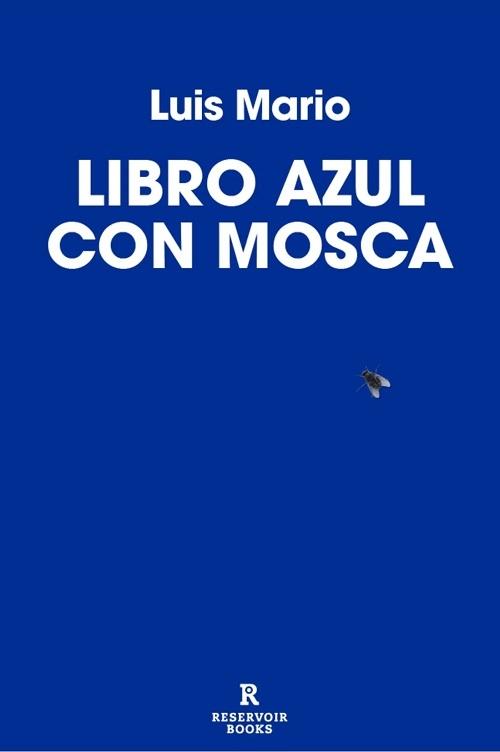 Libro azul con mosca